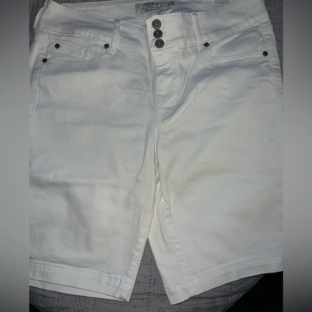 11” White Jegging Bermuda shorts - Picture 1 of 4